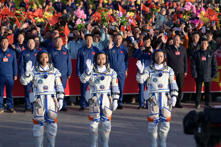 China launches Shenzhou-17 manned spaceship 31698403640.jpg